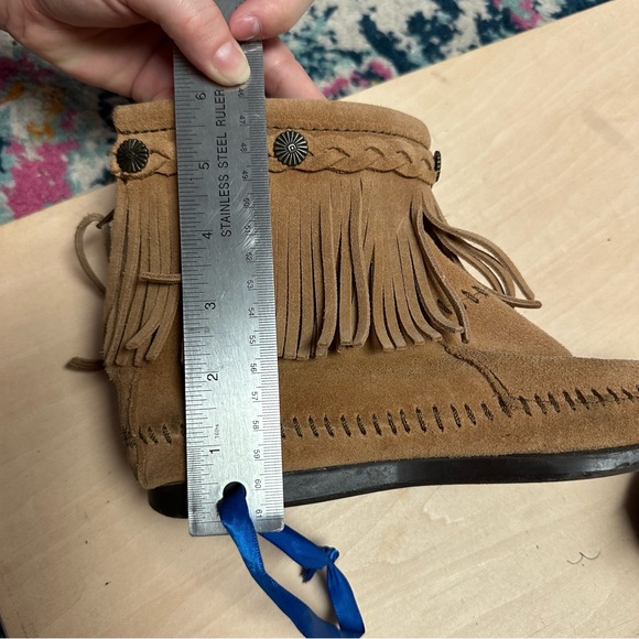Minnetonka Tan Fringe Moccasin - Picture 12 of 12
